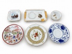 PORCELANAS, lote com seis (6) peças confeccionadas em porcelana de modelos, tamanhos e decorações distintas, sendo 2 cinzeiros, 1 prato decorativo, 2 pires e 1 copinho para chá, maior medindo 15x9cm e menor 3x6cm.