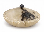 DIVERSOS, uma (1) caixa porta joias confeccionada em alabastro com efeito marmorizado escuro, pega da tampa em plástico com desgastes, colado na borda e bicados, no estado, medindo 6,5x13cm.