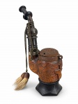 DIVERSOS, um (1) cachimbo da manufatura Bruyère, confeccionado em madeira, entalhe de veado em relevo, guarnição em ferro com sinais de oxidação, piteira em chifre e base plástica, medindo 13,5cm de comprimento.