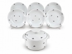PORCELANA RENNER MEDAILLON, conjunto para sopa com sete (7) peças confeccionadas em porcelana na tonalidade branca, decorada por flores e folhagens em policromia, sendo: A) 1 sopeira com pega da tampa no feitio de disco, medindo 14x25x20,5cm e B) 6 pratos para sobremesa, medindo 22cm.