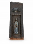 ARTE SACRA, um (1) oratório rústico confeccionado em madeira escura entalhada a mão representando imaginário em relevo ao centro, apresenta quebra na parte inferior, medindo 55x18cm.