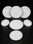 PORCELANA JAPONESA, sete (7) pratos confeccionados em porcelana oriental na tonalidade branca com borda filetada a ouro, sendo: A) 4 pratos rasos, medindo 26,5cm e B) 3 pratos para pão, medindo 16,5cm. Apresentam falhas na douração.