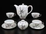 PORELANA JAPONESA, parte de serviço para chá com seis (6) peças confeccionadas em porcelana na tonalide branca, decorado por bambuzais e folhagens em monocromia na tonalidade preta, borda filetada a ouro, carimbada e marcado na base, sendo: A) 1 bule para chá, bicado no bico e na borda, medindo 18x22,5x11cm, B) 4 xícaras para chá, 2 com seus respectivos pires, medindo 5,5x12x10cm e C) 1 açucareiro, medindo 9x10,5cm.