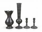 ESTANHOS, lote com quatro (4) peças confeccionadas em estanho, sendo: A) 1 vaso solifleur, medindo 17,5cm, B) 1 vaso balaustre com bordas onduladas, medindo 12x5,5cm e C) 1 pequeno par de castiçais, medindo 6,5cm de altura.