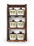 PORCELANA REAL, seis (6) porta temperos confeccionados em porcelana na tonalidade branca, decorado por flores e folhagens em policromia e inscrição PYRUS COMMUNIS e de temperos distintos, tampa em madeira torneada, suporte de parede em madeira escura, porta temperos medindo 7x5cm e suporte 29x15cm.