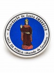 FAIANÇA, um (1) prato decorativo confeccionado em faiança vitrificada na tonalidade branca, imagem policromada de Santo Ambrósio sobre fundo azul, apresentando a inscrição "Recordação de Santo Ambrósio  Vale da Porca  Macedo de Cavaleiros", Portugal, leves falhas na vitrificação, medindo 22cm.