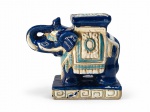 CERÂMICA ORIENTAL, uma (1) escultura confeccionada em cerâmica vitrificada na tonalidade branca representando elefante, realces em azul cobalto e claro com gregas vitrificadas na tonalidade branca, medindo 11,5x13x5cm.