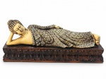 ESCULTURA ORIENTAL, uma (1) escultura confeccionada em resina representando Buda deitado, apoiada sobre base retangular com pintura imitando madeira, apresenta colado no pescoço e rachadura na parte traseira, medindo 12x30x8cm.