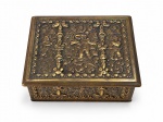 DIVERSOS, um (1) porta-joias retangular em metal dourado, ricamente ornamentado em relevo com motivos florais, arabescos e figura central, ao gosto renascentista. Medida : 4 x 7 x 9 cm