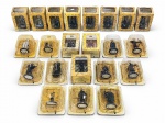 COLECIONISMO, coleção com vinte e duas (22) miniaturas em chumbo colecionáveis de personagens da saga cinematográfica "O Senhor dos Anéis" (The Lord of the Rings), New Line Cinema, representando guerreiros, magos e outros personagens da Terra-média. Peças policromadas, sobre bases individuais, sendo onze (11) em caixas originais com visor e onze (11) em embalagens tipo blister. Apresentam sinais de armazenamento.