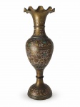 BRONZE INDIANO, um (1) vaso balaustre confeccionado em bronze indiano com rico cinzelado floral e vegetalista em policromia com borda em ondulações, medindo 36cm de altura.