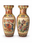 PORCELANA ORIENTAL, dois (2) vasos balaustres confeccionados em porcelana oriental na tonalidade branca, rica decoração floral e vegetalista sobre fundo laranja e amarelo, gueixas, pagodes e figuras orientais em rica policromia, falhas na douração e na pintura, medindo 20x6,5cm.