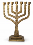 BRONZE, um (1) candelabro Menorah para 7 velas confeccionado em bronze, cinzelado por elementos florais, borda em recortes, bobeche circular e base retangular escalonada em metal dourado, medindo 43x30cm.
