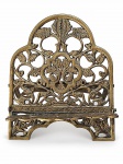 ARTE SACRA, um (1) porta bíblia confeccionado em bronze dourado, cinzelado por elementos vegetalistas em vazados e recortes, estrutura articulável, com ausência de 1 parafuso, medindo 36x29cm.