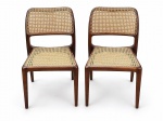 SIÉR MÓVEIS, par (2) de cadeiras Chloe confeccionadas em madeira com design moderno, assento e encosto em palinha sintética, medindo 83x49x47cm. Possui reforço na parte inferior, vide foto.
