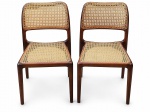 SIÉR MÓVEIS, par (2) de cadeiras Chloe confeccionadas em madeira com design moderno, assento e encosto em palinha sintética, medindo 83x49x47cm. 1 com pequena avaria no assento e outra com pequenas ranhuras na madeira.