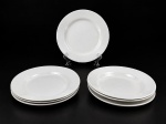 OXFORD  BRASIL, um (1) conjunto composto por 7 pratos , sendo 5 rasos e 2 fundos em faiança branca vitrificada, de formato circular, com bordas lisas e acabamento clássico. Medida :  23 cm , 1 prato raso possui bicado .