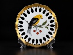 PORCELANA, um (1) conjunto composto por 6 pratos decorativos em porcelana branca vitrificada, com bordas vazadas, realçadas em dourado, apresentando pinturas à mão de aves sobre galhos com frutos e folhagens, em decoração policromada , medida : 19 cm