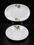 PORCELANA PORTO ALEGRE, (2) peças em porcelana branca vitrificada, sendo uma travessa oval e uma saladeira , ambas decoradas com delicados motivos florais policromados , com frisos dourados nas bordas. Medidas : saladeira  - 6 x 22 cm , travessa - 36 x 25 cm