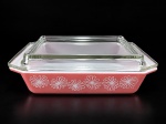 VIDRO / PYREX  USA, um (1) refratário retangular em vidro opalinado americano, na tonalidade rosa, com decoração floral branca estilizada nas laterais . Peça vintage da tradicional manufatura americana Pyrex. Medida : 7 x 30 x 17 cm
