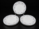 PORCELANA / FINE CHINA  CHINA, um (1) conjunto composto por 5 pratos para sobremesa em porcelana branca vitrificada, com delicada decoração floral policromada em tons suaves de azul e rosa, arabescos ornamentais nas bordas e finos frisos prateados. Medida : 19 cm