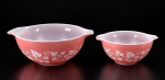VIDRO / PYREX  USA, um (1) conjunto composto por 2 saladeiras em vidro opalinado americano, em tonalidade rosa, com interior branco e delicada decoração externa em motivos florais e folhagens estilizadas , medidas : 9 x 23 x 19 cm e 10 x 33 x 27 cm