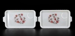 VIDRO OPALINADO, um (1) par de bandejas retangulares em vidro opalinado branco, com alças laterais, bordas trabalhadas em relevo e delicada decoração floral policromada , possui cavidade para encaixe de xícara , medida : 28 x 15 cm