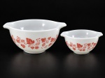 VIDRO / PYREX  USA, um (1) conjunto composto por 2 saladeiras em vidro opalinado branco, de tamanhos diferentes, com alças laterais integradas e decoração externa em motivos florais, folhagens e frutos estilizados na tonalidade vermelha. Peças vintage da tradicional manufatura americana Pyrex. Medidas : 8 x 19 x 15 cm e 10 x 28 x 22 cm