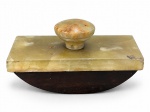 DIVERSOS, um (1)  Mata-borrão de mesa, com base semicircular em madeira escura, estrutura superior retangular em alabastro e puxador central circular , medida : 10 x 16 x 8 cm