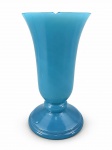VIDRO OPALINADO, um (1) vaso em vidro opalinado azul, com corpo alongado em formato de tulipa, boca alargada e base circular escalonada. Apresenta bicado na borda. Medida : 24 x 13 cm