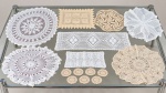 CAMA, MESA & BANHO, quinze (15) peças de modelos, tamanhos, decorações, tonalidades e tecidos distintos, vendidos no estado da foto, maior medindo 77cm e menor 9cm.