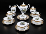 PORCELANA REAL /SÃO PAULO  , Um (1) aparelho para chá em porcelana branca vitrificada, composto por 9 peças, sendo: um (1) bule , med : 17 cm , uma (1) leiteira , med : 11 cm , um (1) açucareiro , med : 13 cm  , cinco (5) xícaras com seus respectivos pires e uma (1) manteigueira , med : 7,5 x 16 cm .  Peças decoradas com paisagens orientais policromadas, motivos florais e ricos detalhes em dourado. Apresentam marca do fabricante na base.