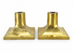 BRONZES, par (2) de castiçais confeccionados em bronze, base quadrangular e corpo cônico, medindo 8,5x10x10cm.
