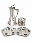 WMF (Württembergische Metallwarenfabrik), quatro (4) peças confeccionadas em metal espessurado a prata de origem alemã, de modelos, tamanhos e decorações distintas, sendo: A 1 galeta, medindo 16,5cm, falhas no banho e desgastes no estanho, B) 1 cofre, medindo 5,5x6cm e C) 2 píres para xícaras de café, medindo 10x11cm.