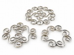 METAL PRATEADO, três (3) descansos para pirex confeccionados em metal espessurado a prata com ornamentação em volutas vazadas, medindo 25x25cm, 19,5x19,5cm e 23,5x22,5cm.