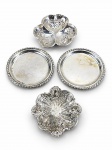 PRATA DE LEI e METAL PRATEADO, lote com quatro (4) peças, sendo: A) PRATA DE LEI, 2 porta copos confeccionados em PRATA DE LEI, contrastada 800, borda em gomos torcidos, medindo 9,5cm de diâmetro e peso 62,4g e B) 2 peças em metal espessurado a prata com cinzelado vegetalista, sendo 1 em vazados com pequenas mossas e outra com falhas na prateação, medindo 9,5cm e 8cm.