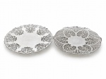 METAL PRATEADO, dois (2) porta cartões confeccionados em metal inglês espessurado a prata da manufatura MAPPIN & WEBB'S, ambos com rica decoração vegetalista em vazados, ambos com sinais de uso, medindo 26cm e 24cm.