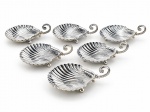METAL PRATEADO, seis (6) taças para sobremesa no feitio de concha, confeccionadas em metal espessurado a prata da manufatura EBERLE, alça em voluta e pés em bola, medindo 4,5x12x8,5cm.