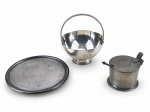 ESTANHOS e METAL PRATEADO, lote com três (3) peças, sendo: A) 1 descanso de panela em estanho, medindo 16cm, B) 1 açucareiro em estanho, medindo 7x7cm e C) 1 cesta em metal espessurado a prata, medindo 14x12x12cm.