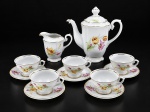 PORCELANA REAL S. PAULO, um (1) aparelho para chá composto por sete  (7) peças, sendo cinco (5) xícaras com respectivos pires,  med : 5 cm  , um (1) bule , med : 20 cm   e uma (1) leiteira , med : 10 cm . Confeccionado em porcelana branca vitrificada, com delicada decoração floral policromada, representando tulipas em tons de amarelo, rosa e vinho, com folhagens verdes e acabamento em filetes dourados. Peças com alças ornamentadas, bases molduradas e marca do fabricante no verso.