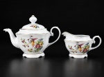 PORCELANA REAL SÃO PAULO, conjunto para chá composto por duas (2) peças, sendo um (1) bule , med : 18 cm e uma (1) leiteira , med : 9 cm , confeccionados em porcelana branca vitrificada, apresentando decoração policromada com aves exóticas e motivos florais . Peças com corpos facetados, alças curvas ornamentadas, bases recortadas e delicados filetes dourados nas bordas e acabamentos. Apresentam marca do fabricante na base