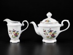 PORCELANA REAL SÃO PAULO, conjunto para chá composto por duas (2) peças, sendo um (1) bule , med : 20 cm e uma (1) leiteira , med : 15 cm , confeccionados em porcelana branca vitrificada, apresentando decoração policromada com aves exóticas e motivos florais . Peças com corpos facetados, alças curvas ornamentadas, bases recortadas e delicados filetes dourados nas bordas e acabamentos. Apresentam marca do fabricante na base