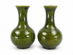 CERÂMICA LUIZ SALVADOR, um par (2) de vasos decorativos em cerâmica esmaltada, apresentando corpos bojudos, longos gargalos cilíndricos com bordas evertidas e bases circulares. Revestidos por esmaltação vitrificada em tonalidade verde-oliva, com acabamento brilhante e craquelado característico. Apresentam marcação de fabricante na base. Medida : 27 x 8 cm , ambos possuem bicados na borda .