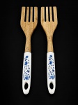 PORCELANAS, dois (2) garfos para salada confeccionados em madeira clara, cabo em porcelana na tonalidade branca com pintura floral em monocromia na tonalidade azul.