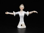 PORCELANA, uma (1) HALF DOLL, confeccionada em porcelana na tonalidade branca representando figura feminina em policromia, medindo 5,5x7cm.