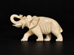 ESCULTURA, uma (1) escultura representando elefante confeccionado em MARFIM, medindo 3,5x6,5cm.