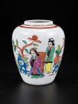 PORCELANA CHINESA, um (1) vaso decorativo em porcelana branca vitrificada, de corpo bojudo, com decoração policromada de figuras orientais em trajes tradicionais, motivos florais, folhagens e elementos paisagísticos. Borda superior ornamentada com filetes vermelhos. Apresenta marcação em caracteres orientais na base , medida : 12 x 5 cm