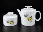 PORCELANA RENNER MEDAILLON, duas (2) peças, sendo: A) 1 bule para chá, medindo 15x20x12cm e B) 1 açucareiro, medindo 10x12cm, confeccionadas em porcelana na tonalidade branca, decorada por flores e folhagens em policromia e filete em ouro com pega da tampa no feitio de disco.