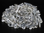 CRISTAIS, cento e cinco (105) pingentes para montagem ou reposição de lustres, modelos distintos, confeccionado em cristal translucido, pode apresentar pequenos bicados ou pequenas rachaduras, maior medindo 8,5cm e menor 1,5cm.