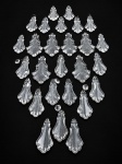 CRISTAIS, vinte e sete (27) pingentes para montagem ou reposição de lustres, modelo VERSAILLES, confeccionado em cristal translucido com borda em recortes, pode apresentar pequenos bicados ou pequenas rachaduras, medindo 10x5,5cm 8x4cm.